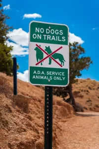 Sign showing no dogs allowed on Bryce Canyon National Park trails excluding service animals